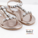 Sandalias para niña en piel platino con joyas sintéticas, de Conguitos