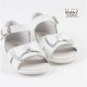 Sandalias de bebé niña en piel blanca (y plata), de Osito by Conguitos