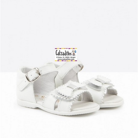 Sandalias de bebé niña en piel blanca (y plata), de Osito by Conguitos