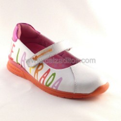 Zapatos blancos de piel de Agatha Ruiz de la Prada