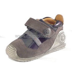 Zapatos grises de niño, de Biomecanics de Garvalín
