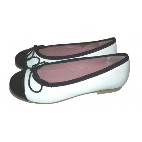 Bailarinas de piel blanca tipo Chanel con detalles en marino, de Tinny Shoes