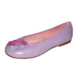 Zapatos lilas de piel de chica con flor
