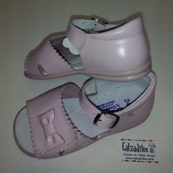 Sandalias de piel rosa para niña con hebilla, de Osito by Conguitos
