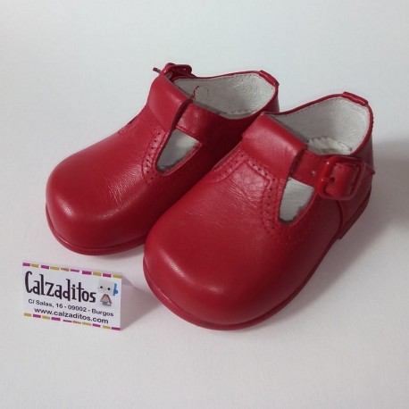 Zapatos con forma de pepito en napa roja con hebilla, de Nens
