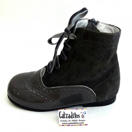 Botas pascualas de piel combinadas en charol gris pizarra con ante ceniza, de Tinny Shoes